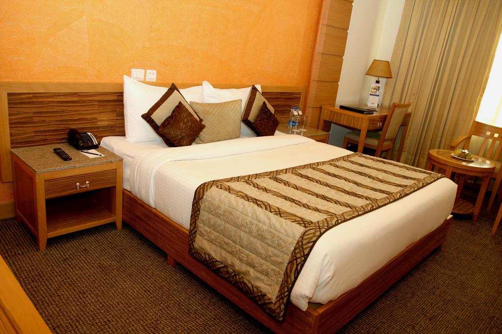 Hotel Saffron Kiran Noida Esterno foto