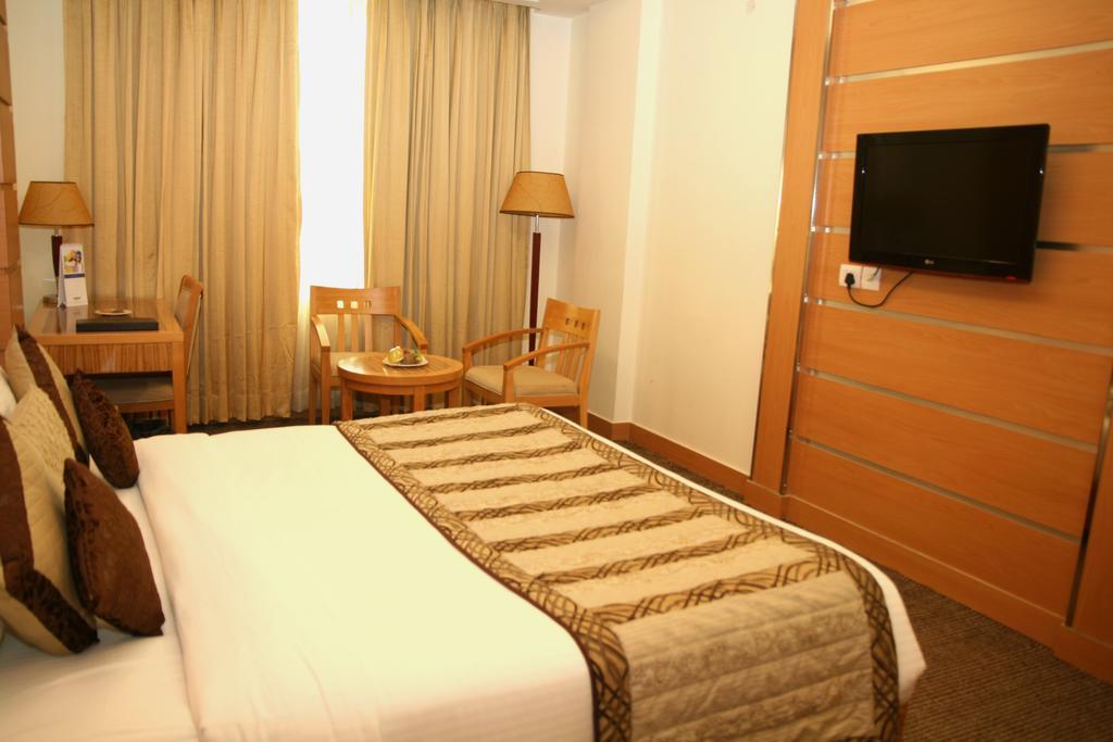 Hotel Saffron Kiran Noida Esterno foto