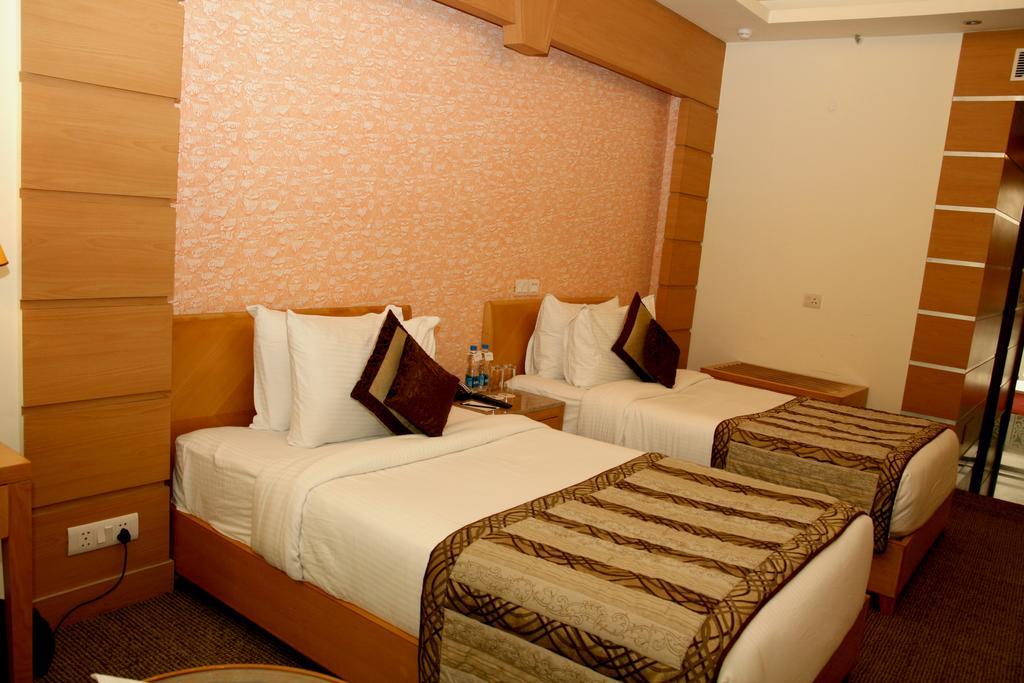 Hotel Saffron Kiran Noida Esterno foto