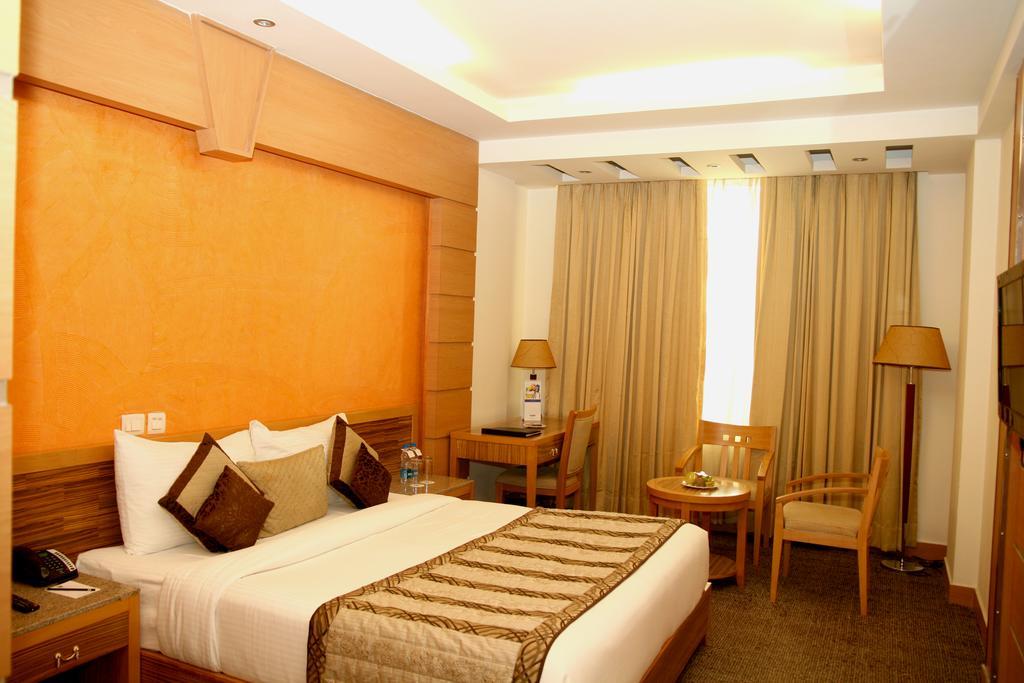 Hotel Saffron Kiran Noida Esterno foto