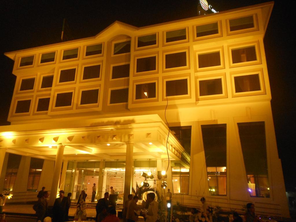 Hotel Saffron Kiran Noida Esterno foto