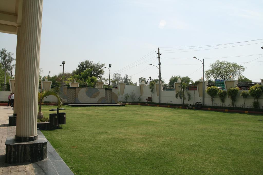 Hotel Saffron Kiran Noida Esterno foto