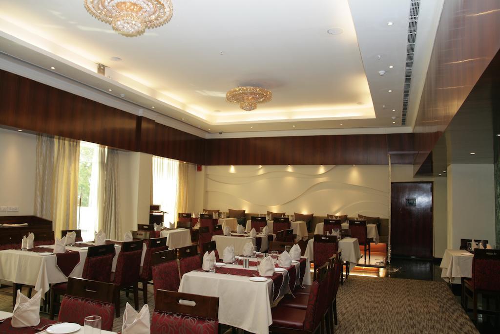 Hotel Saffron Kiran Noida Esterno foto