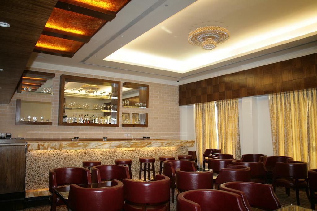 Hotel Saffron Kiran Noida Esterno foto