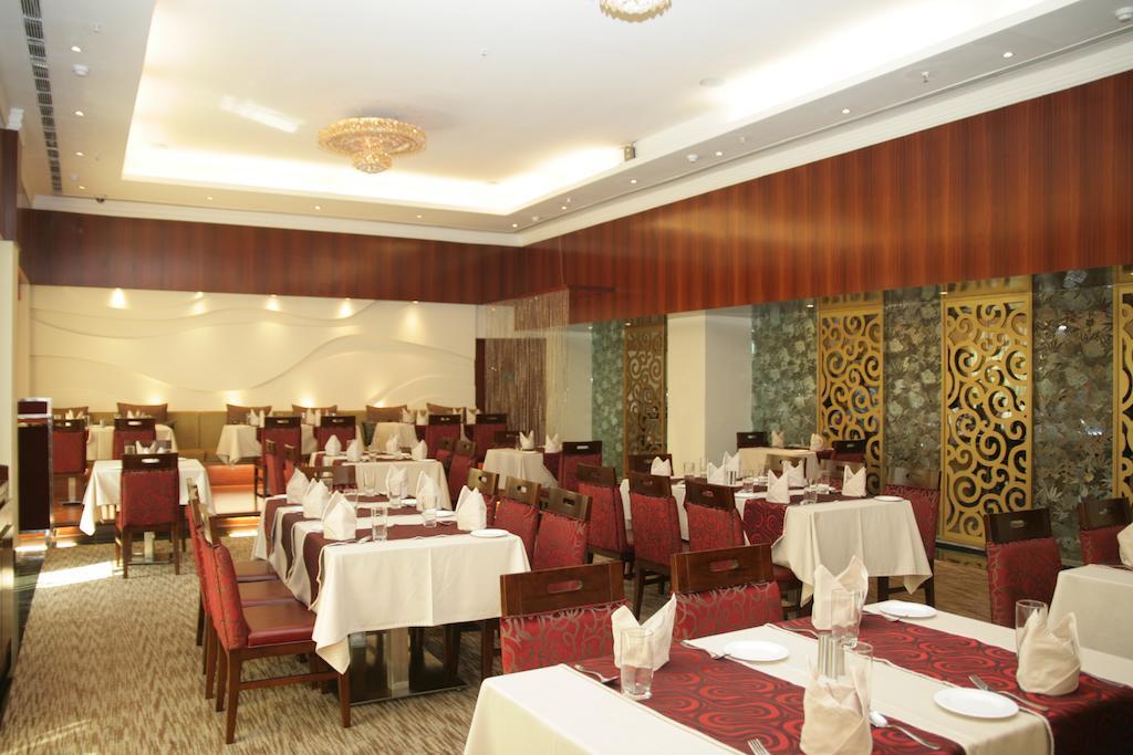 Hotel Saffron Kiran Noida Esterno foto