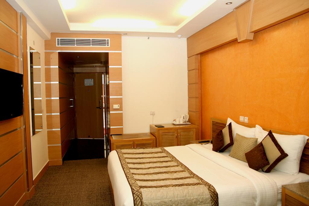 Hotel Saffron Kiran Noida Esterno foto