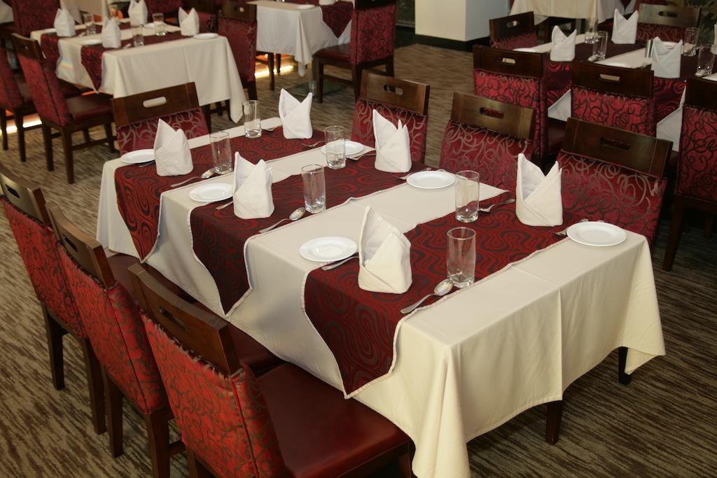 Hotel Saffron Kiran Noida Esterno foto