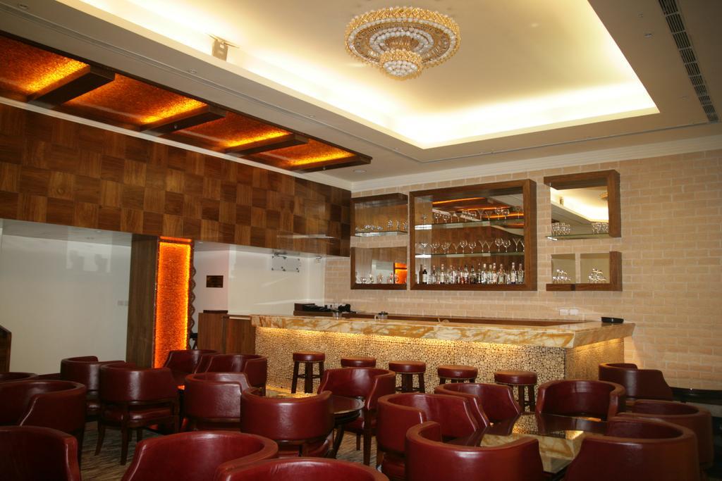 Hotel Saffron Kiran Noida Esterno foto