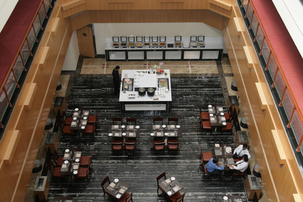 Hotel Saffron Kiran Noida Esterno foto