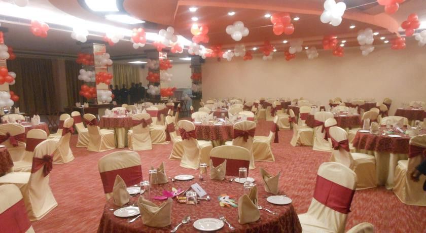 Hotel Saffron Kiran Noida Esterno foto