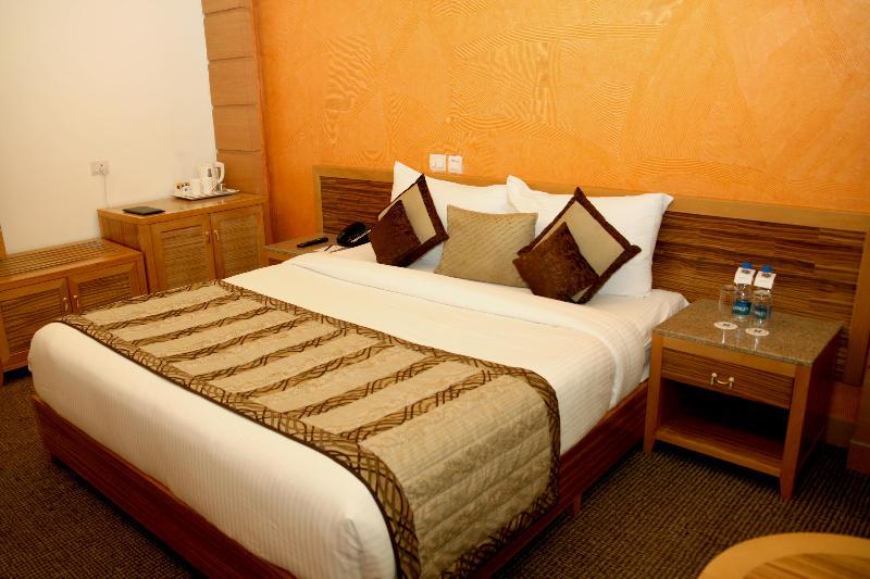 Hotel Saffron Kiran Noida Esterno foto